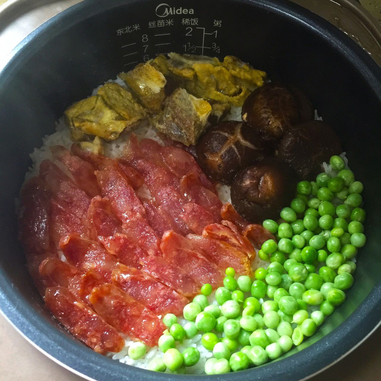 臘腸豌豆煲仔飯