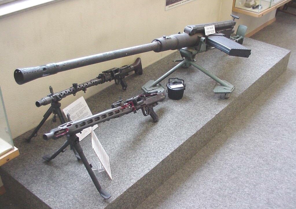 圖中最大的為MG151/15毫米機槍，
