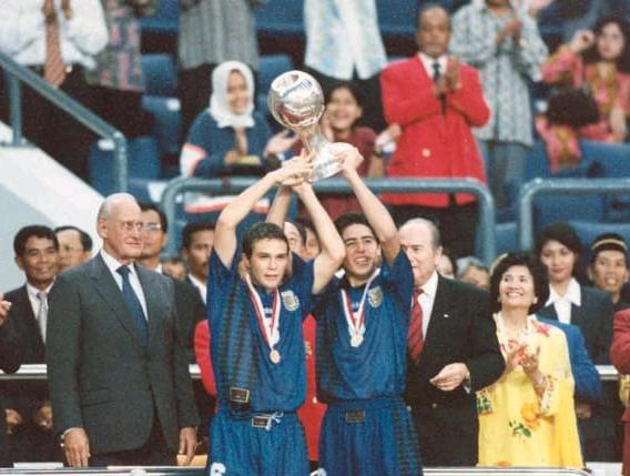 1997年奪得國際足聯U-20世界盃冠軍（右）