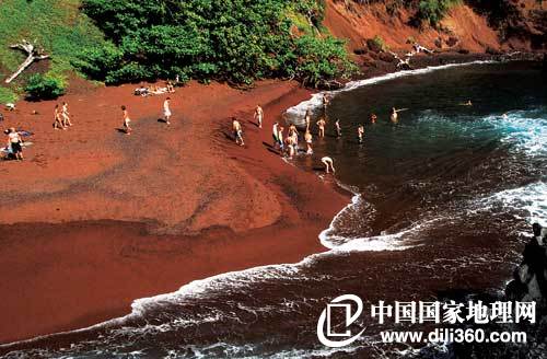 沙灘(沙子淤積形成的沿水邊的陸地)