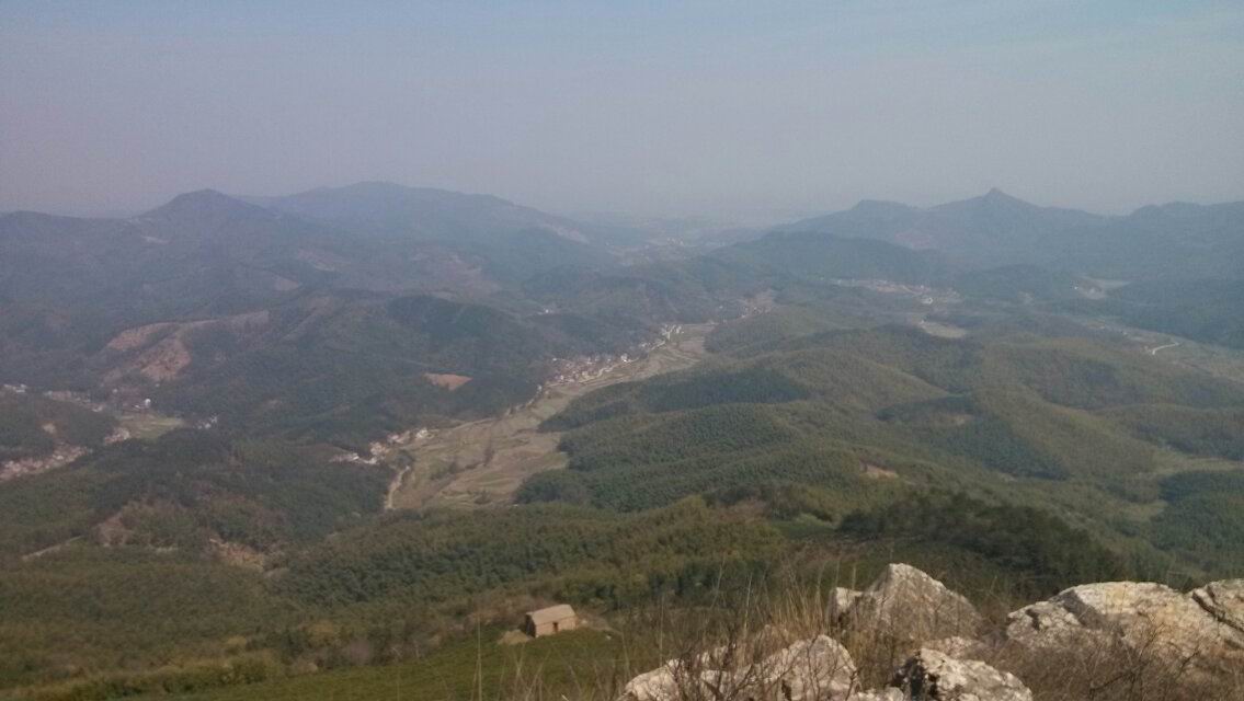 山頂俯視深山林區山村部分風景