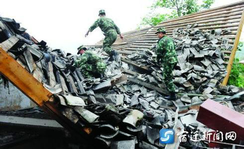 消防官兵正在搶救