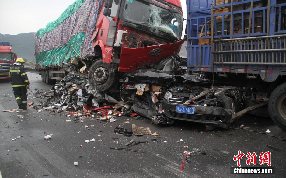 3·23京昆高速多車追尾交通事故