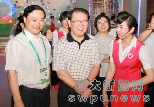 王彧珠為中共中央政治局常委李長春同志解說