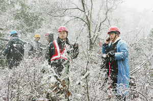 2008年抗擊雨雪冰凍江小金在象山指揮抗災