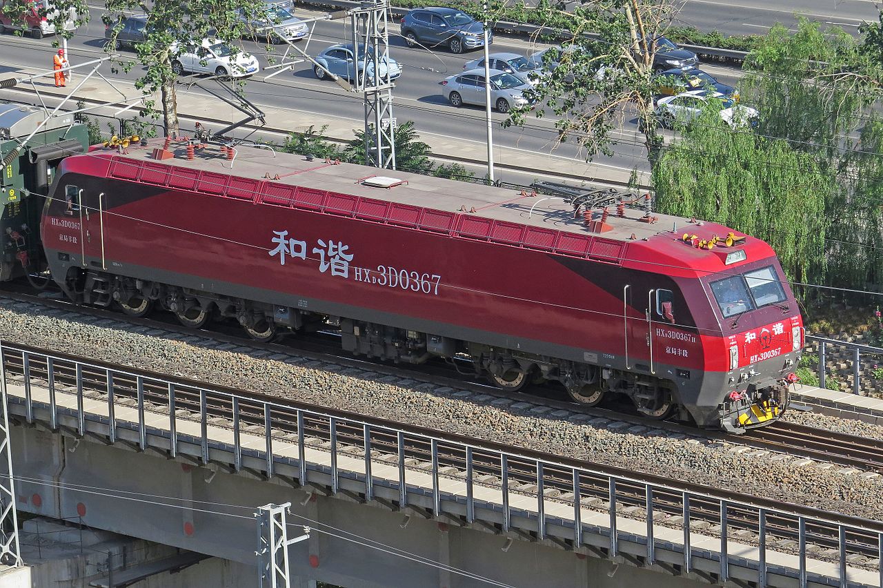 HXD3D型0367號機車牽引Z2次列車通過西長線青塔蔚園段