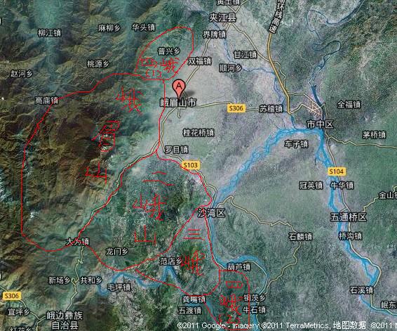 衛星地圖上的四座峨眉，大峨為首，一字排開