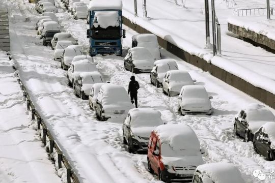 1·24雅典暴雪數千車輛被困高速事件