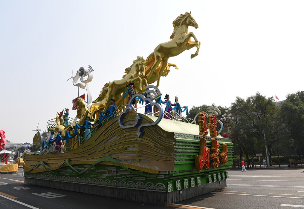 “美麗的草原我的家”內蒙古彩車