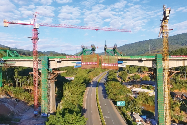 2018年12月21日玉磨鐵路關坪雙線大橋合龍