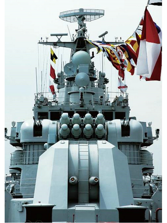 哈爾濱號前甲板層疊排放3型武器裝備是其最獨特外觀特徵