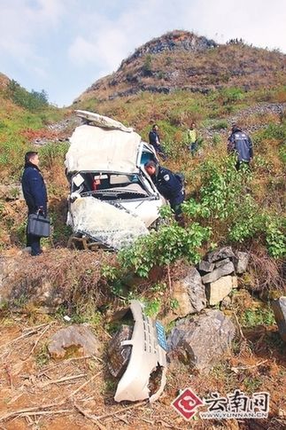 12·24雲南廣南麵包車墜崖事故