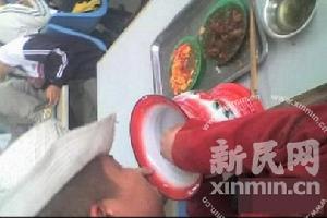 抱痰盂吃飯男