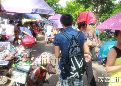 光鮮青年扮肚餓騙善心