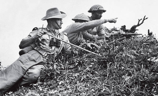 1944年11月28日，3名印度第5師士兵在緬甸堅尼峰偵察敵情