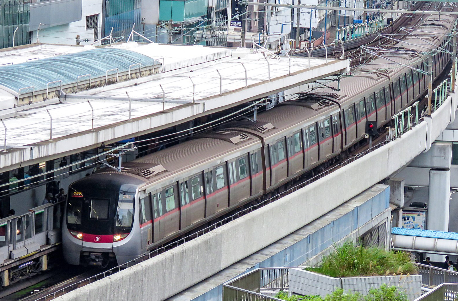 港鐵觀塘線列車駛入車站