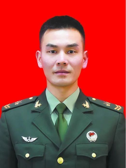 李晉(中部戰區陸軍某旅飛行控制技師兼班長)