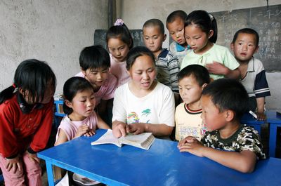 郜艷敏和學校的孩子們 劉向陽/圖