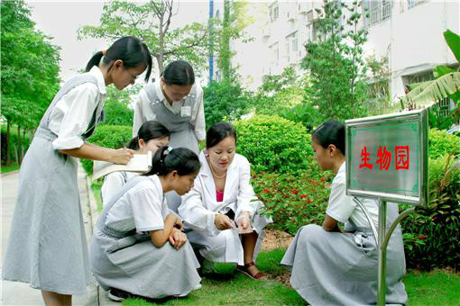 學生在生物園接觸大自然