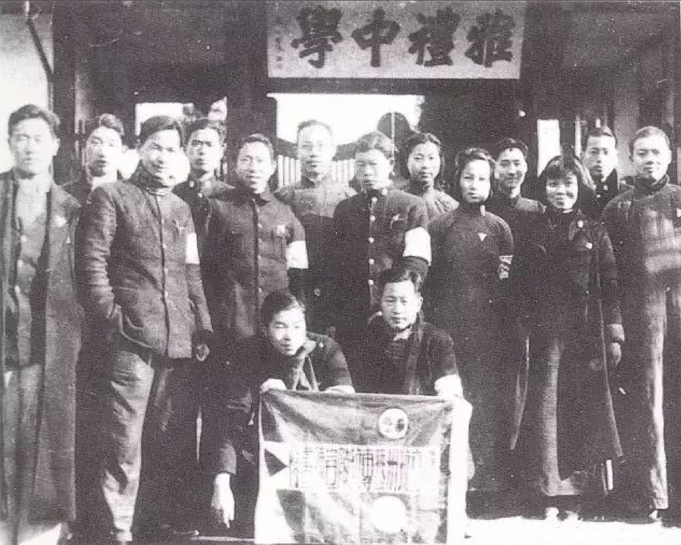 1937年攝於長沙，後排左三為吳大羽，左四為方乾民。