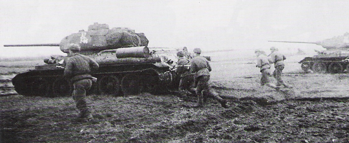 蘇聯紅軍步兵在坦克掩護下前進