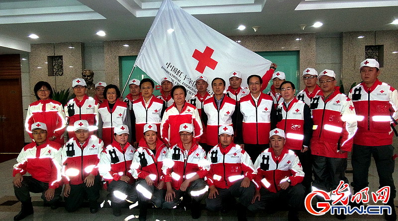 中國紅十字會領導同國際救援隊員合影