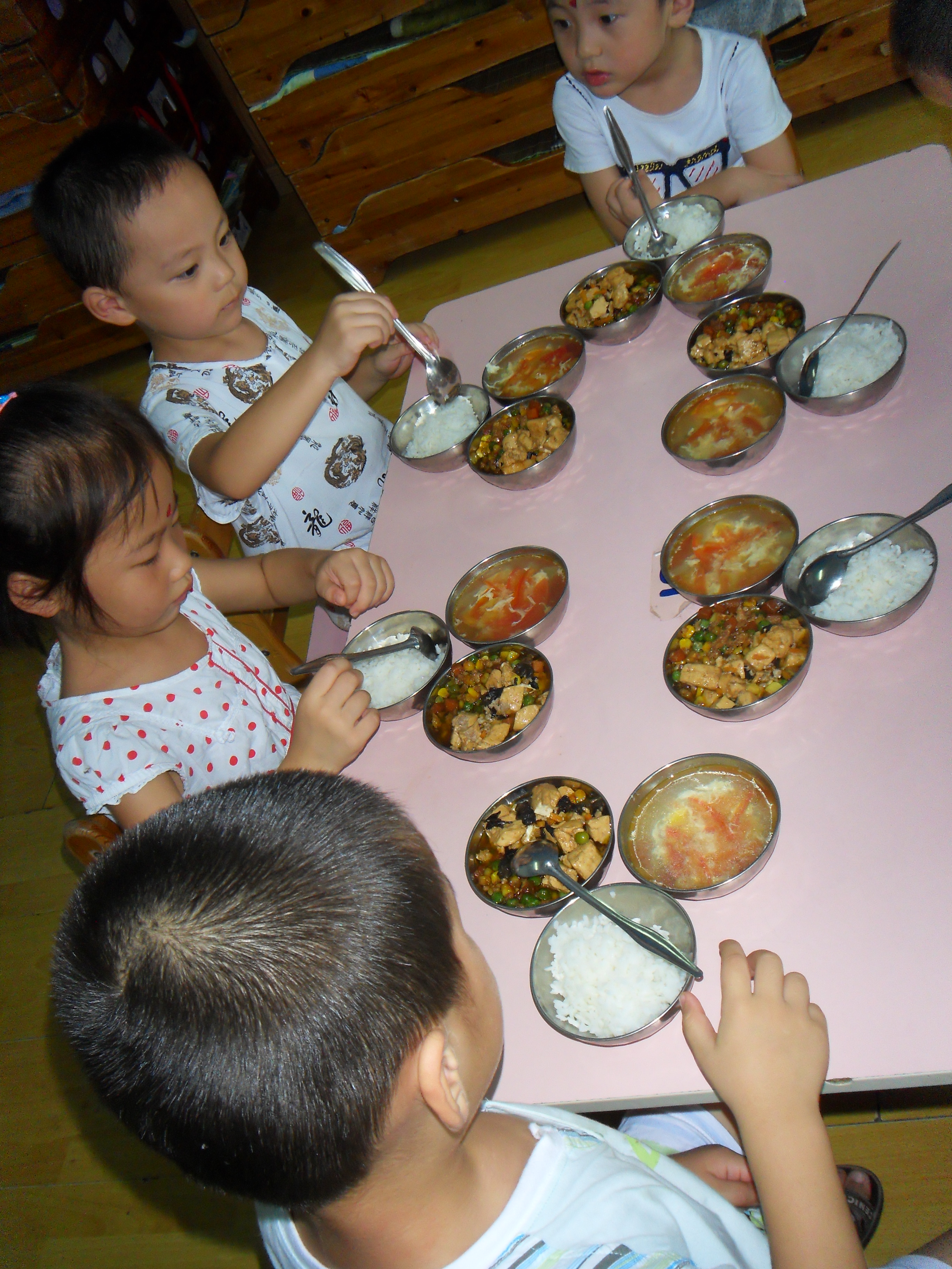 小朋友在吃飯