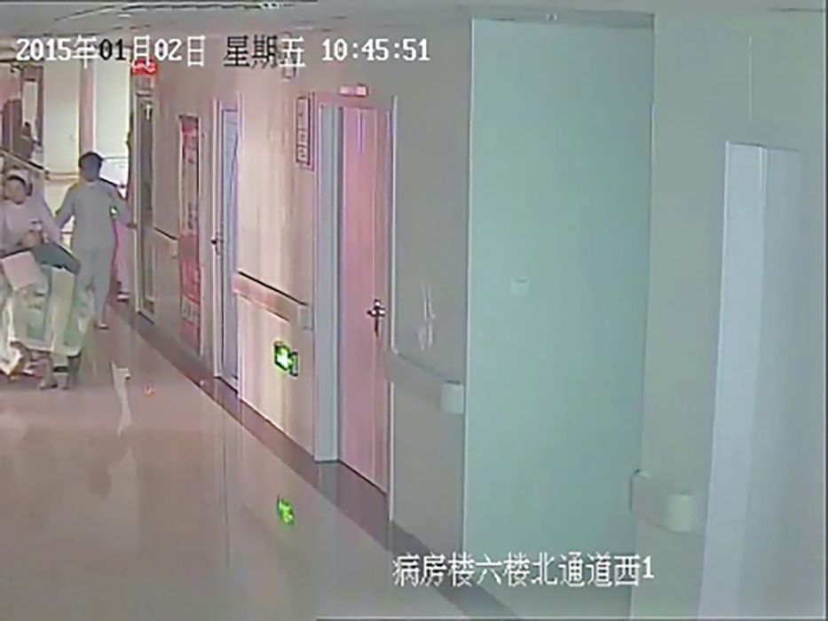 洛陽倒懸拖行嬰兒事件