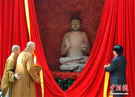 圖為星雲大師等為佛像揭幕