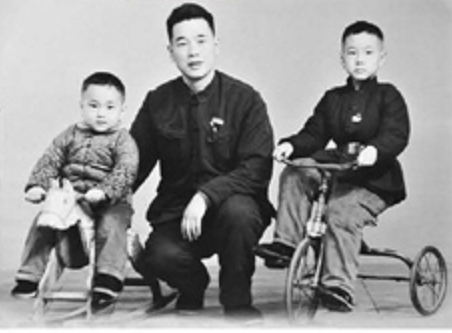 1965年冬，李鵬與兒子李小鵬、李小勇在北京。