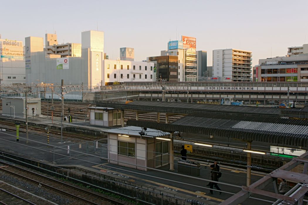 王寺站(日本奈良縣北葛城郡王寺町的車站)