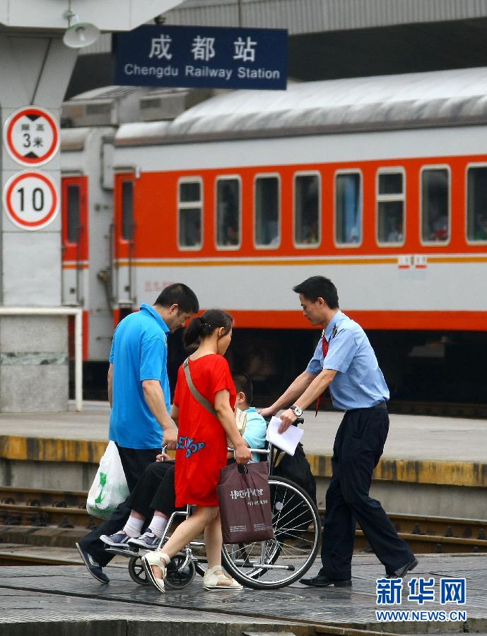 張允在成都火車站服務旅客