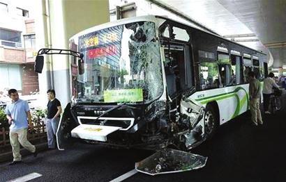 事故公車