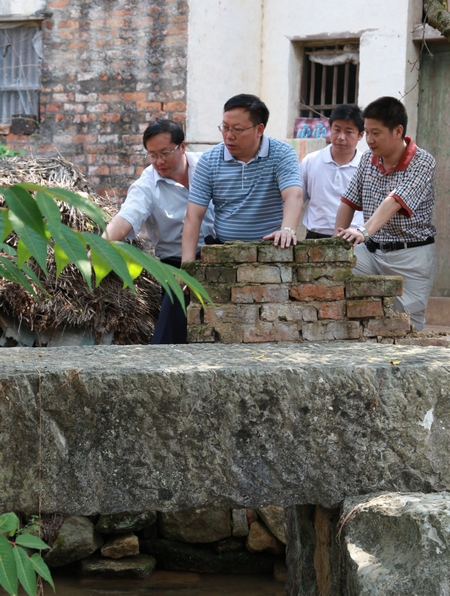 周立夫（左二）實地察看水源點建設情況