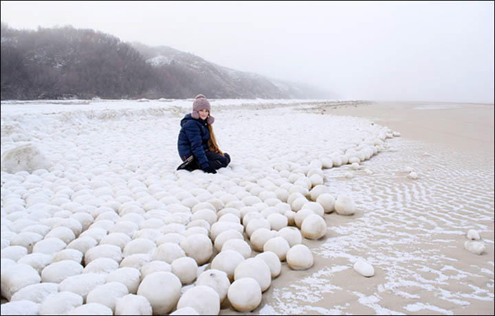 鄂畢灣天然雪球堆