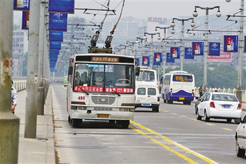 在嘉陵江大橋上“逆行”的405路