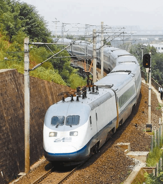 藍箭號動車組運行在成渝鐵路