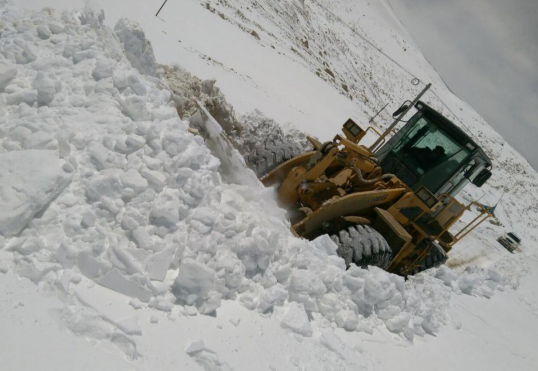 2016年5月魯松傑鄉幹部職工鏟雪為巴卡村病人開通公路通道