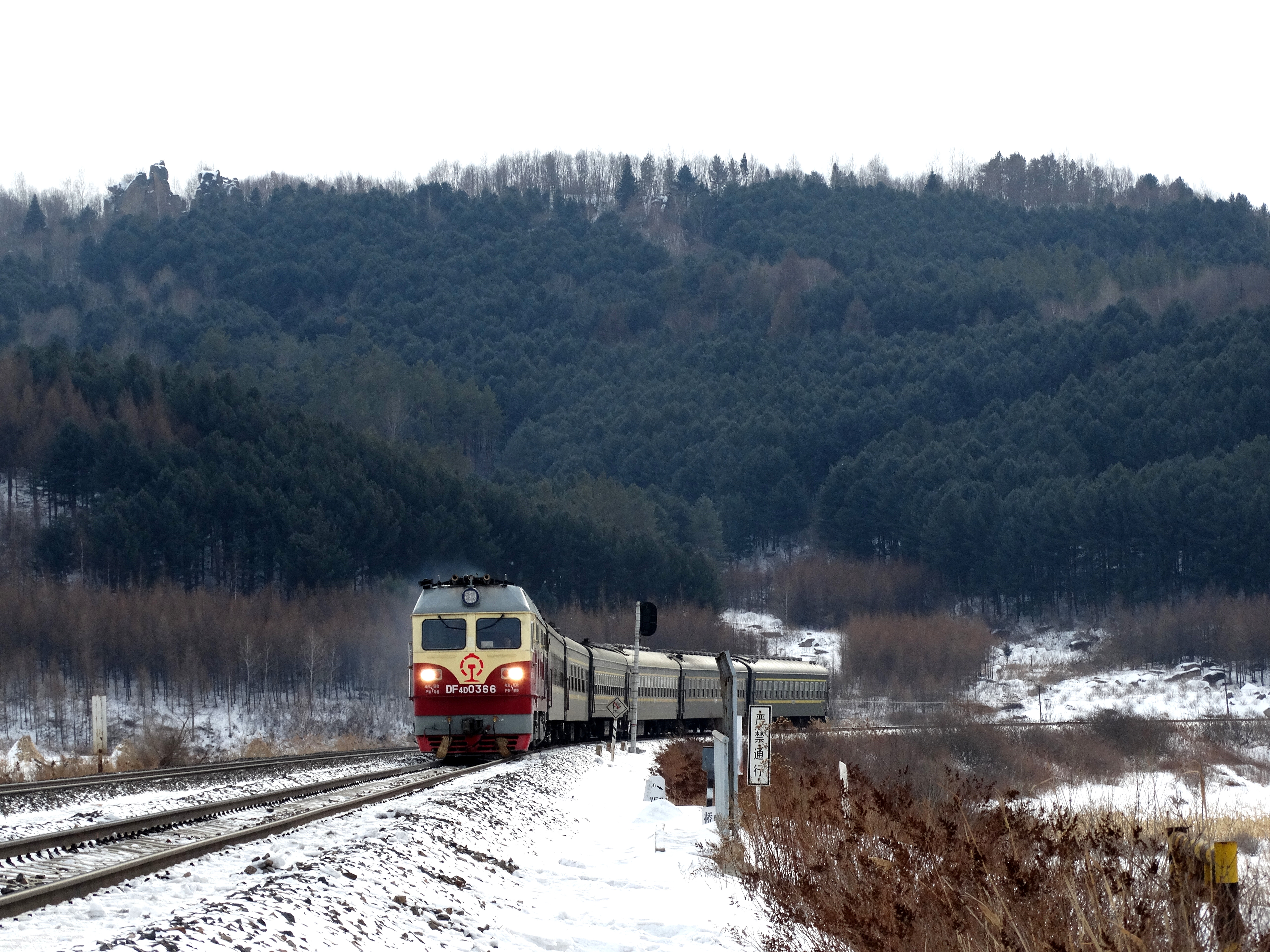 哈局牡段的東風4D 0366號機車