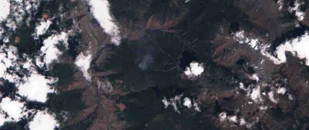 2019年3月31日拍攝的木里火災（中間冒煙處）衛星圖片