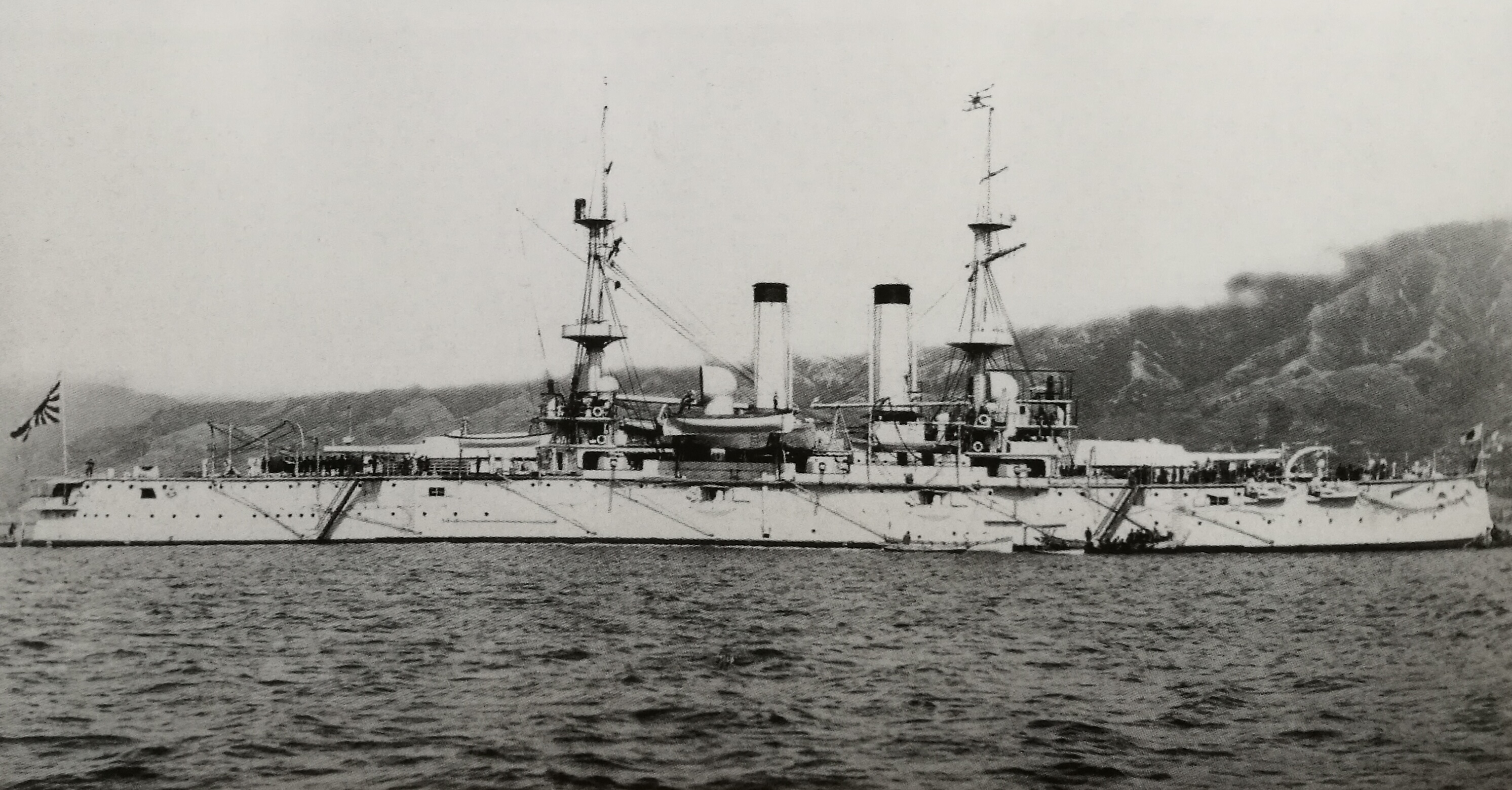 攝於1898年5月9日，停靠在吳港的八島號