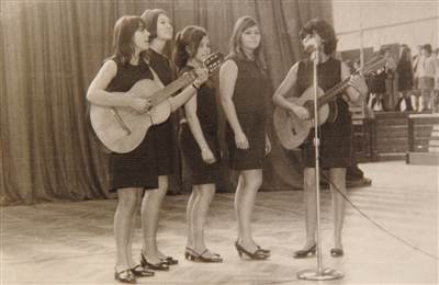1969年，青春洋溢的巴切萊特（左一）和朋友一起參加演出