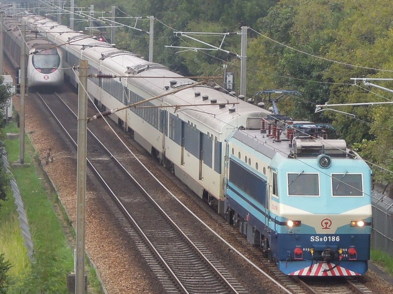 韶山8型0186號機車牽引京九直通車通過港鐵上水站