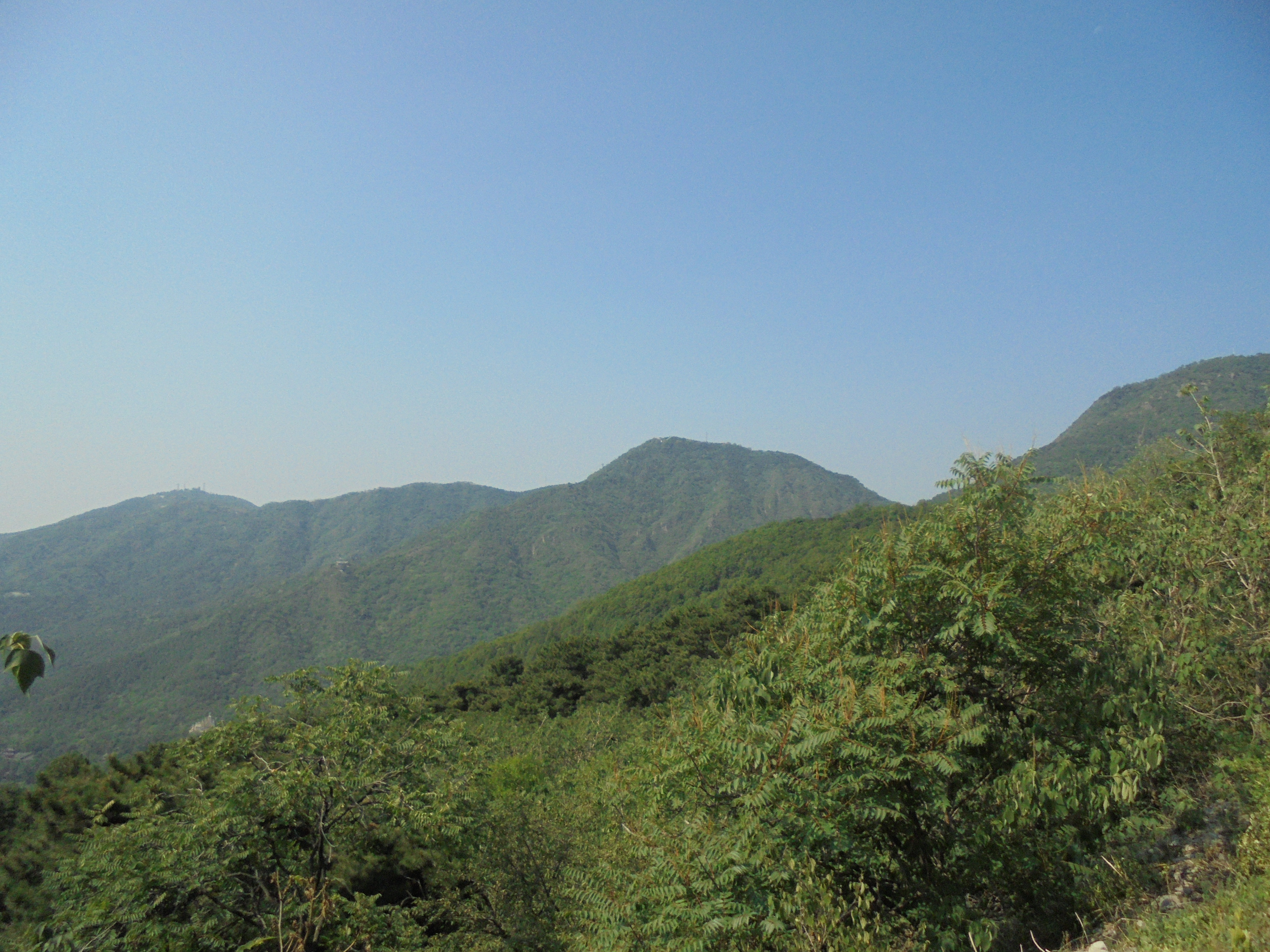 在馬連良墓附近仰望香爐峰