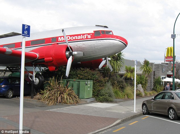 退役DC-3飛機沉寂24年，如今變成麥當勞餐廳