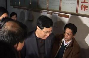 合肥市市長吳存榮等在震中梁園鎮現場辦公