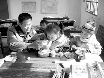 朱建成正在給學生餵飯