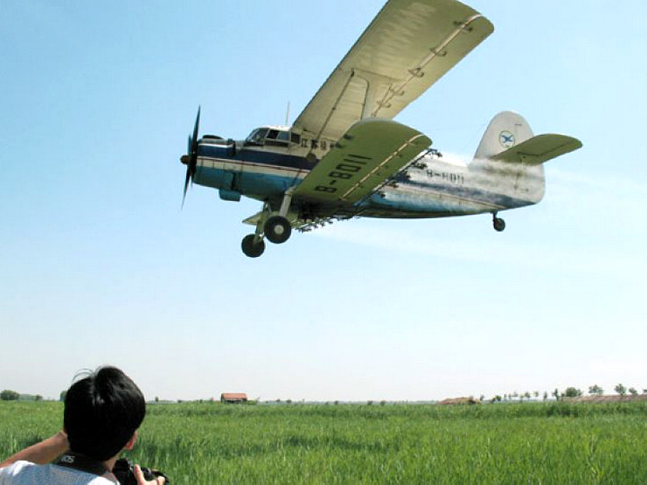 運-5飛機播撒農藥