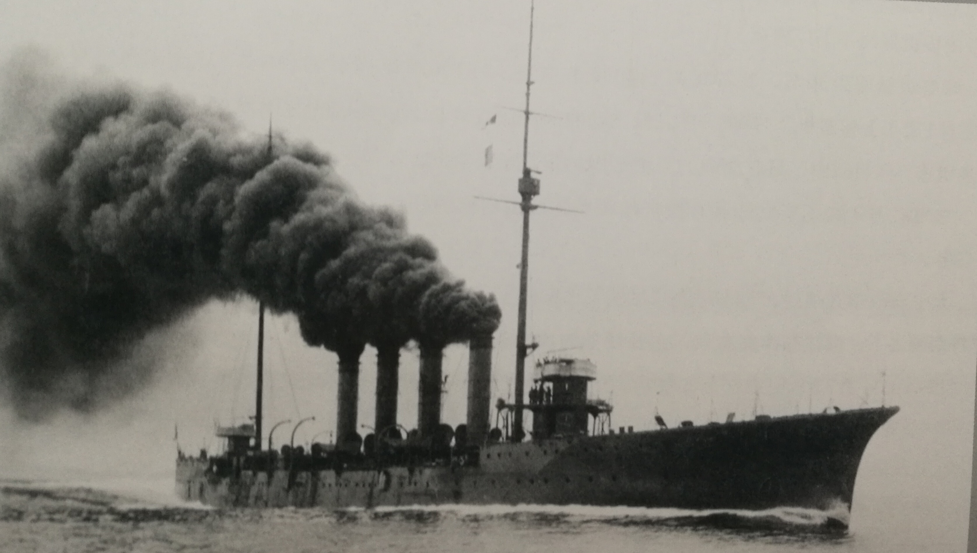 1912年5月25日在長崎港外三重海域全速試航的矢矧