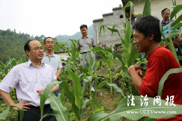 平利縣長鄭小東與三陽鎮農民親切交談